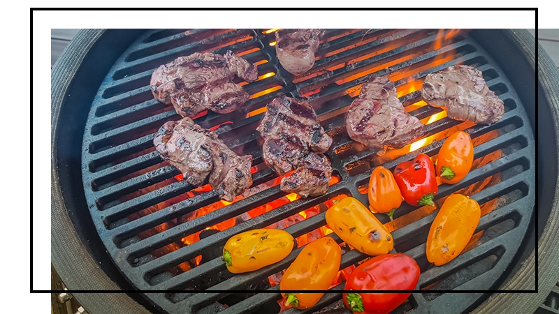 Kamado installé sur une terrasse